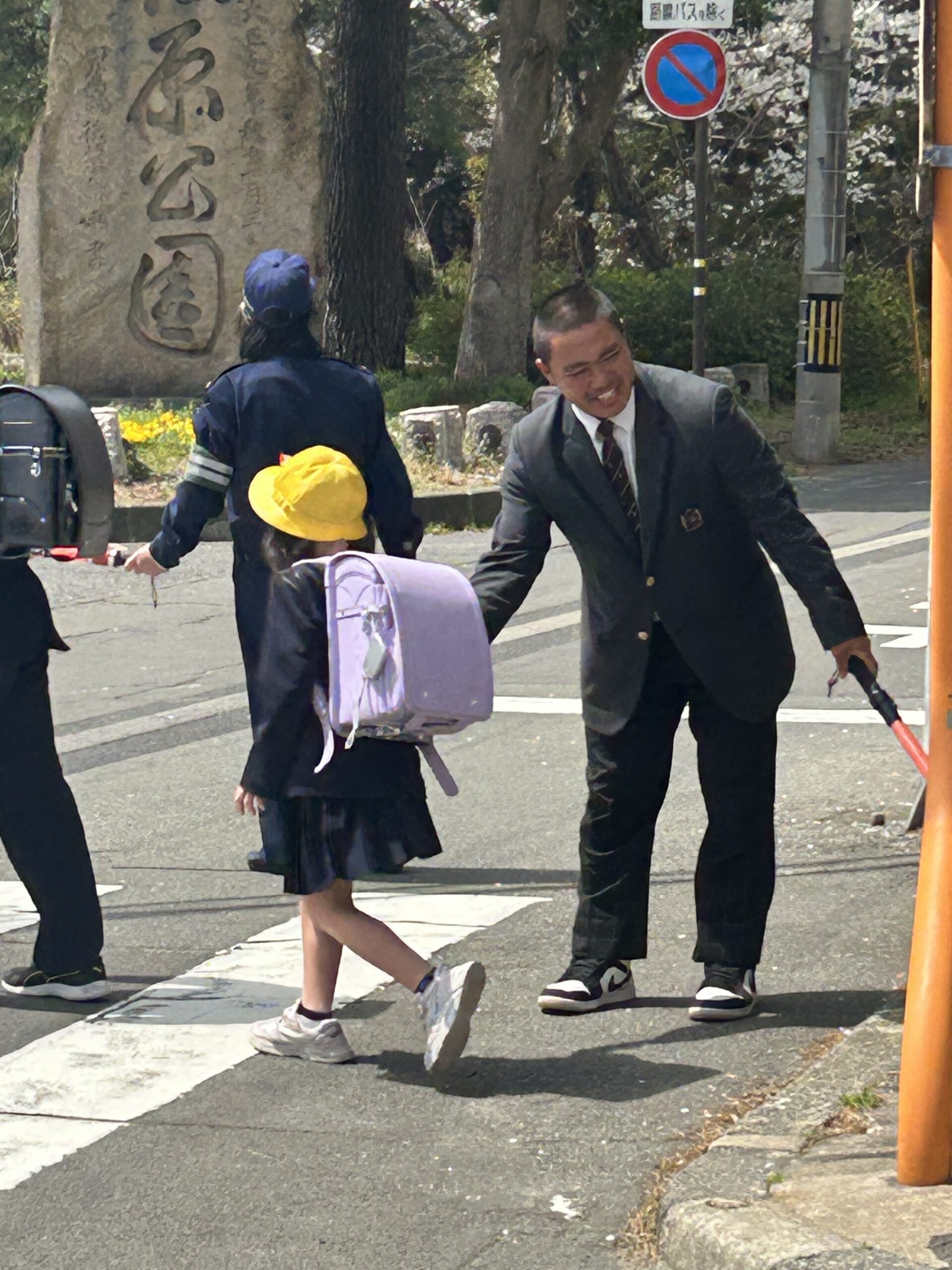敦賀気比高校野球部が敦賀市松原小学校児童の皆さんの下校「見守り活動」に参加させていただきました！みんな、交通安全に気をつけて！