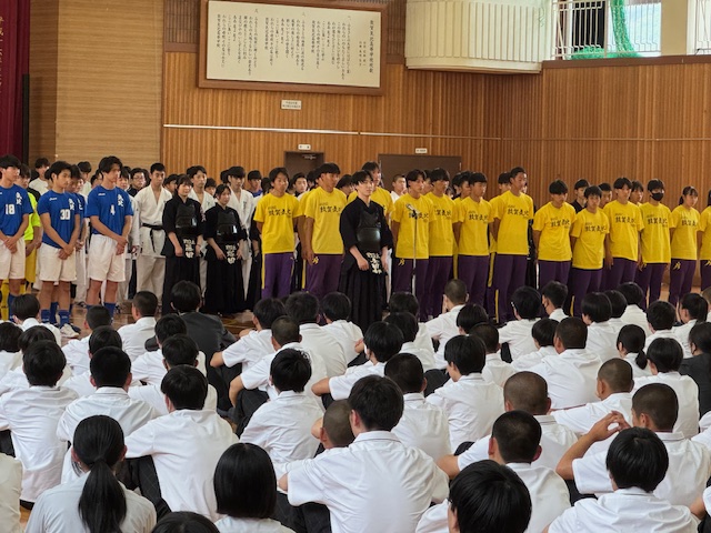 インターハイ予選に出場する各部の選手の壮行式が５月２１日敦賀気比高等学校体育館で開催され、各部主将が必勝を宣言しました。