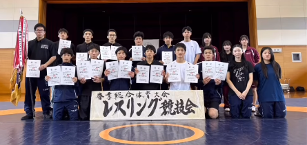 令和７年度福井県高等学校総合体育大会レスリング競技において敦賀気比高等学校レスリング部は学校対抗戦において１０大会連続優勝を飾り、インターハイ出場を決めました。