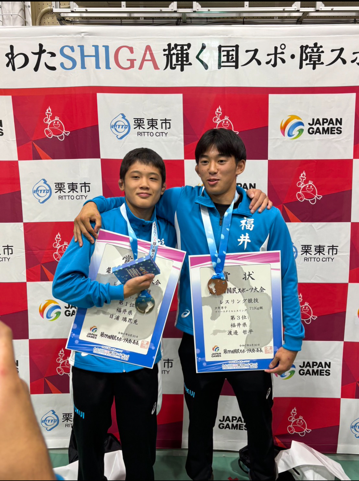 第７９回国民スポーツ大会レスリング競技会(於：滋賀県)少年男子フリースタイル６５㎏級にて　敦賀気比高校レスリング部　１年　日浦璃毘兎　君が第２ピリオド８点差を反撃、残り８秒で見事逆転し、優勝を飾り、日本チャンピオンとなりました。また、同じく７１㎏級で渡邉哲平君も　見事、３位に入賞しました。二人は気比高のポラリス（人々が目標とする北極星） たちです。