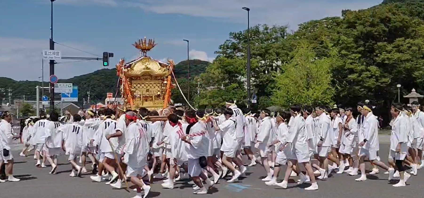 敦賀祭り神輿担ぎに敦賀気比高校運動部118人が参加。町内会の皆さんたちと一緒に祭りに参加させていただきました。