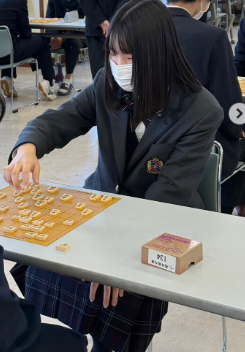 第34回全国高校文化連盟新人大会福井県大会において、女子の部で敦賀気比高等学校将棋部1年特進コース 寺岡麻里亜さんが優勝。来年1月に山形県で開催される全国大会に出場します。