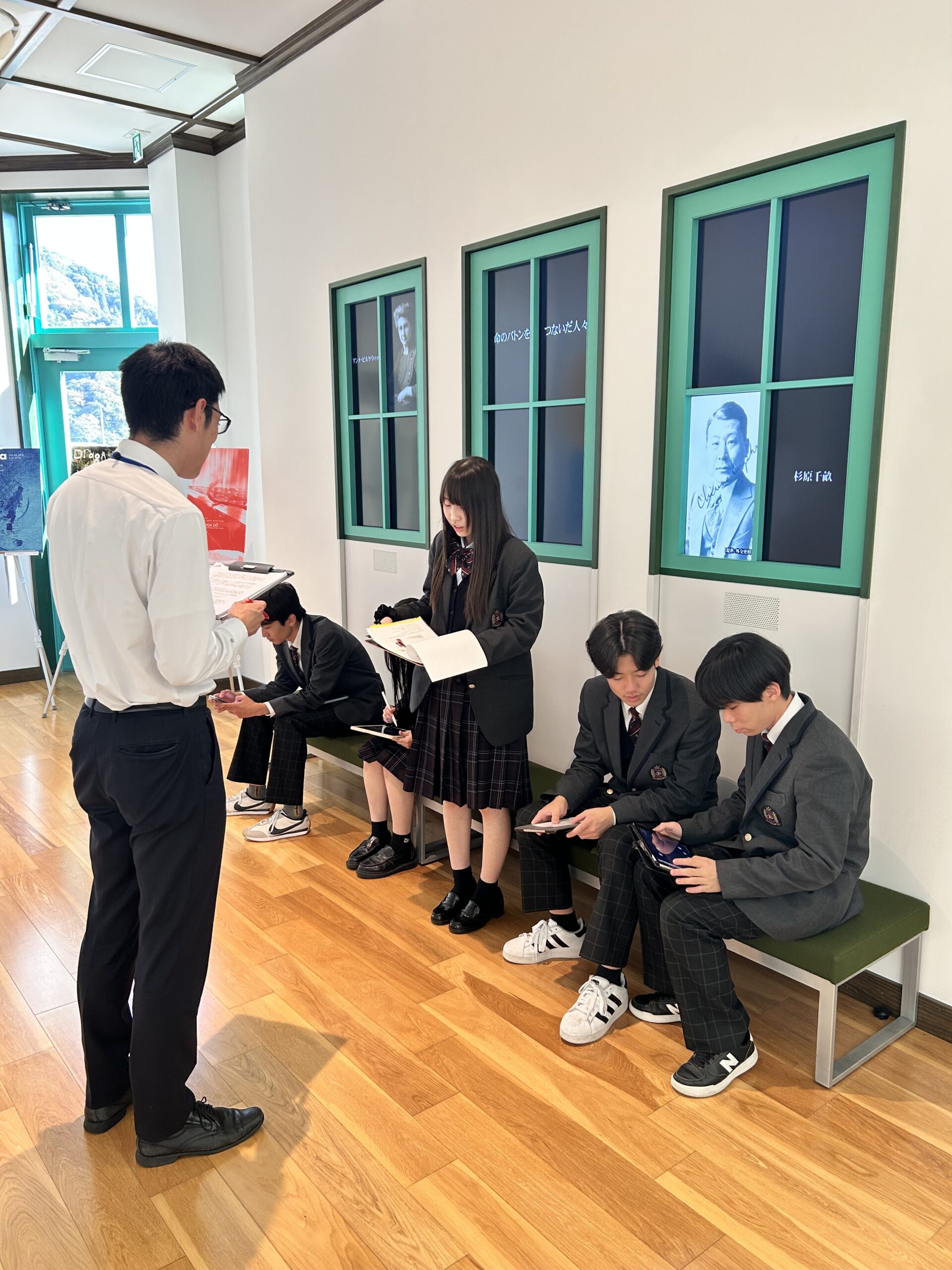 ハワイ研修旅行事前学習の一環として、『敦賀・福井・日本探究グループ、敦賀建物班』のメンバーが「人道の港 敦賀ムゼウム」を訪ね、人道の港 敦賀ムゼウムについて、館員の方にお聞きし、資料を見、多くを学びました。