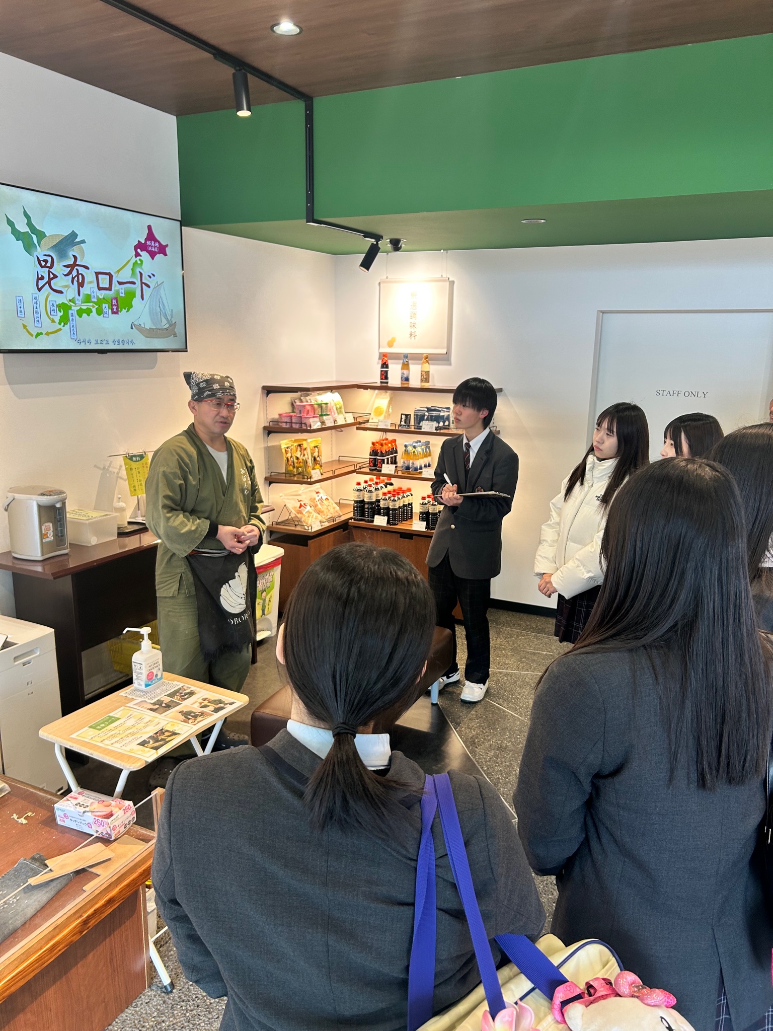 ハワイ研修旅行事前学習 「敦賀昆布おぼろや」さんにて見学および体験をさせていただきました。「おこめのうまみ」さん・「小堀菓舗本店」さんの見学もさせていだきました。